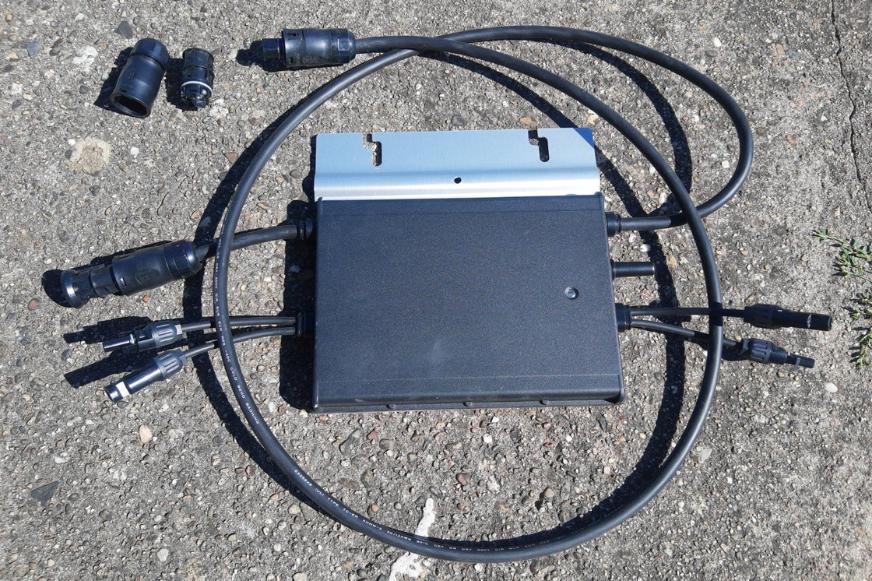 Die Anschlüsse des Hoymiles HM-800 Balkonkraftwerk Wechselrichters